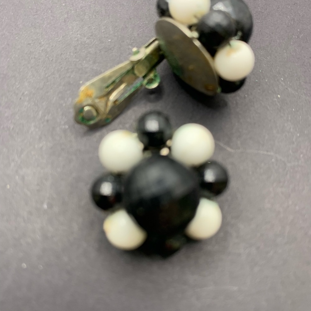Lot of‎ Four Vintage Beaded Clip On and Screw Back Earrings Black White Brown - Picture 2 of 5